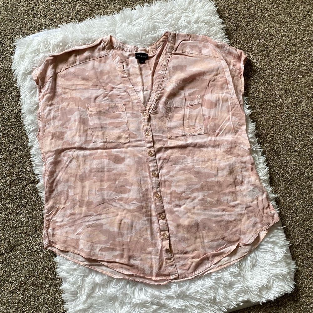 ‎TORRID Pink Camo Sleeveless Top Women’s Size Large Rayon